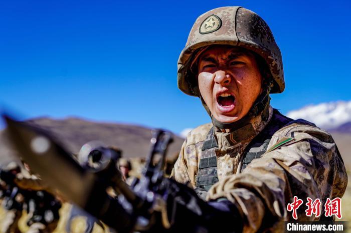 官兵正在進行刺殺操訓練?！∥鞑厣侥宪姺謪^某團供圖