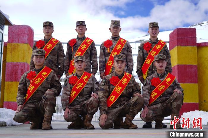 西藏山南軍分區某團歡送退伍老兵榮歸故里