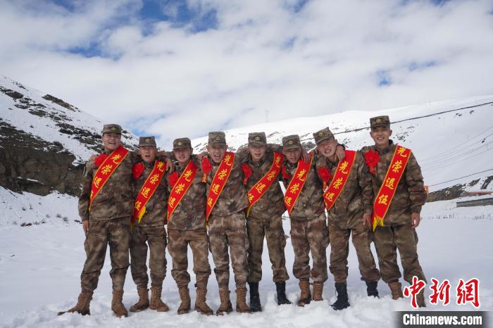 退伍老兵合照留念。　西藏山南軍分區某團供圖