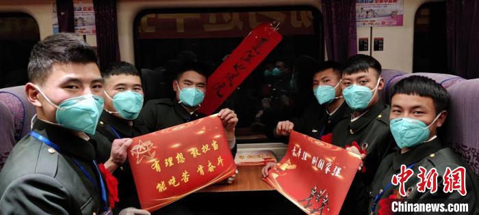 退伍老兵在退伍專列上合影留念。　西藏山南軍分區某團供圖