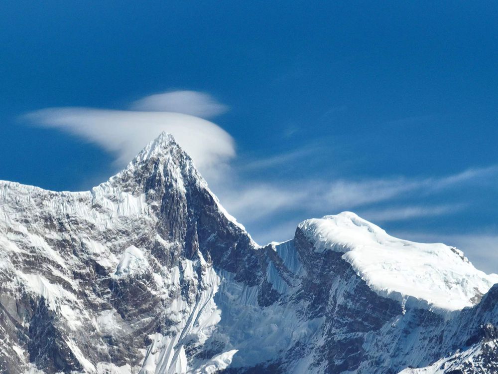 雅魯藏布江遠處的雪山風光。