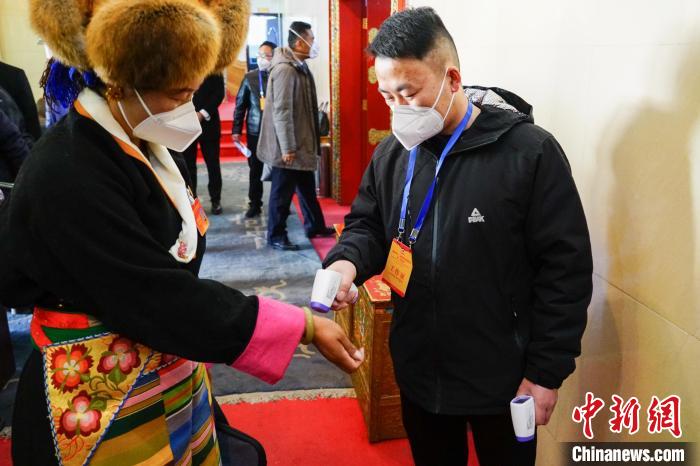 政協委員測體溫后入場。　江飛波 攝