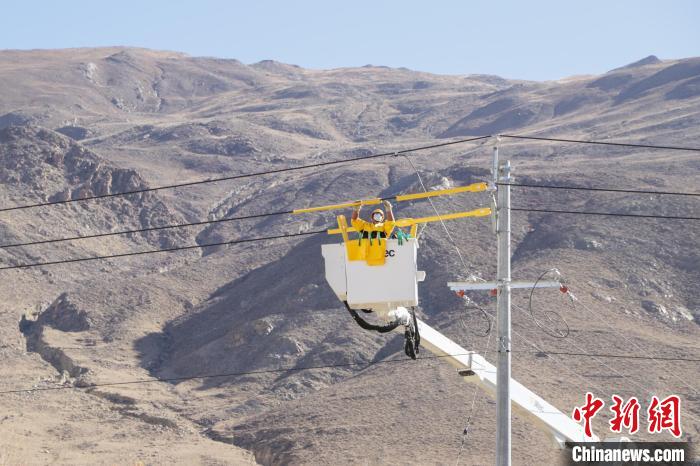 圖為11月9日，國網山南供電公司工作人員進行搭火工作。　格桑 攝