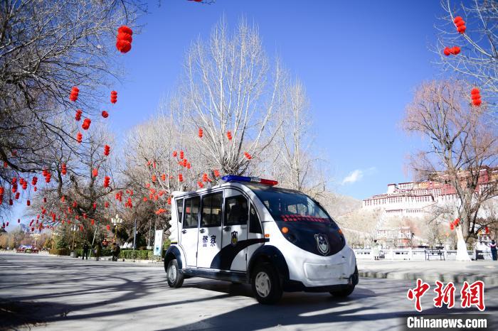 圖為1月23日，布達拉宮廣場派出所民警正在巡邏?！∝暩聛硭?攝