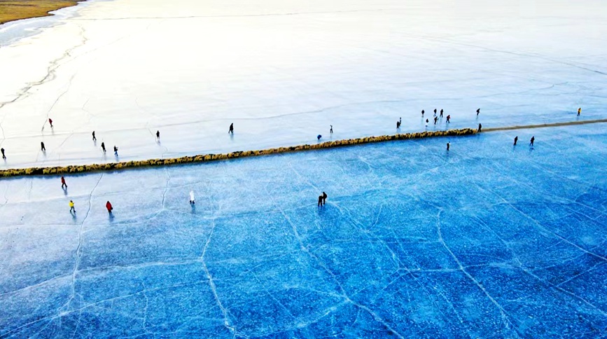 航拍冰上轉(zhuǎn)場(chǎng)。 張虎攝