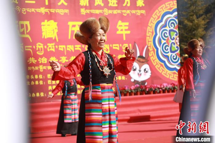 圖為藏歷新年活動現(xiàn)場。　張力 攝