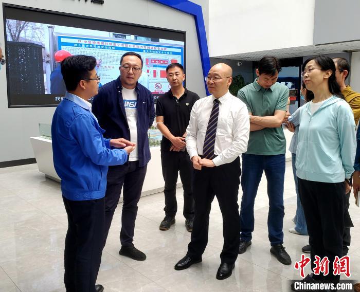 圖為全國(guó)政協(xié)委員、農(nóng)工黨青海省委主委王昆(中)在企業(yè)調(diào)研。　郭滿福 供圖