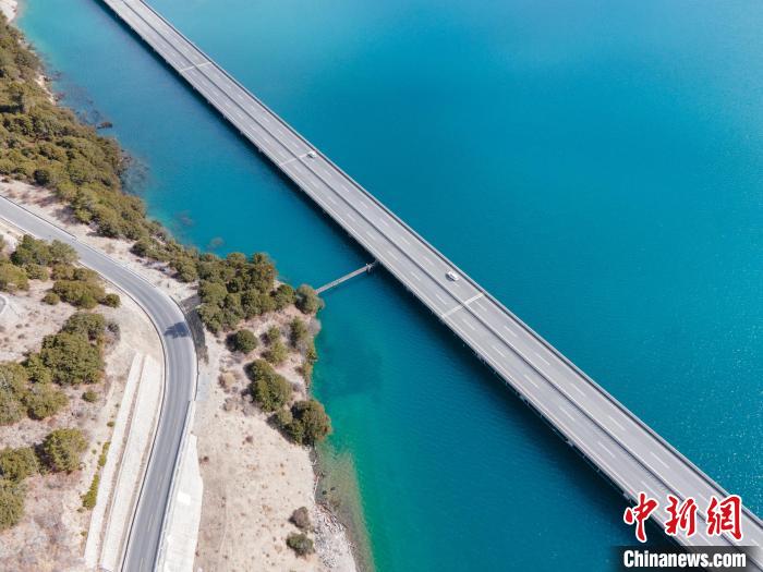 圖為西藏林拉高等級公路多布湖段風光?！〗w波 攝