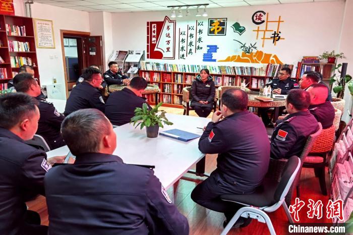 圖為亞?wèn)|出入境邊防檢查站民警與銀行業(yè)務(wù)人員進(jìn)行金融知識(shí)深入交流。　胡利媛 攝