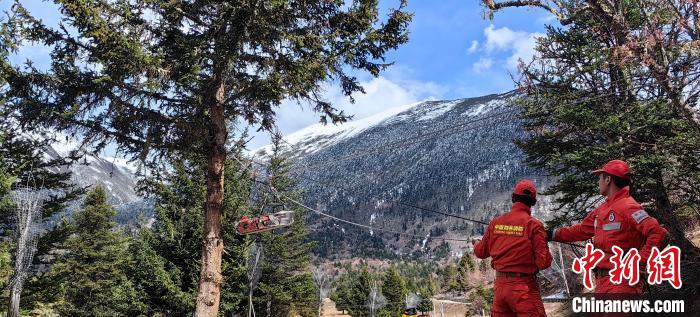 正在進行斜向救援。　西繞拉翁 攝