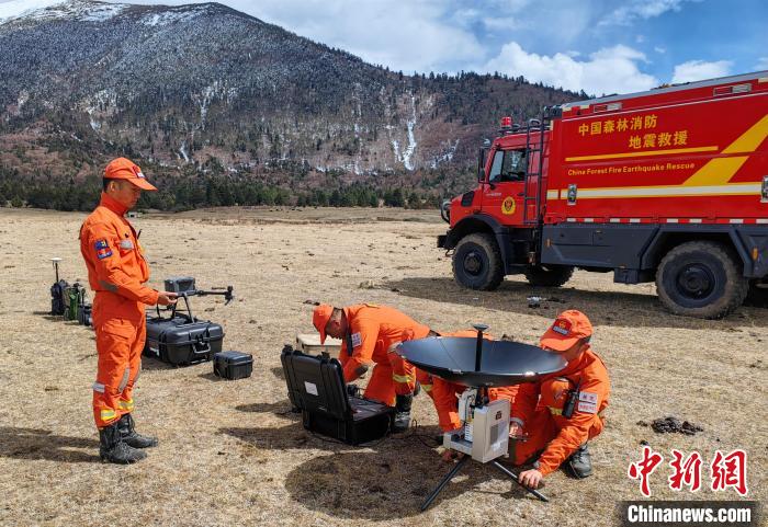 正在進行通信通聯訓練。　西繞拉翁 攝