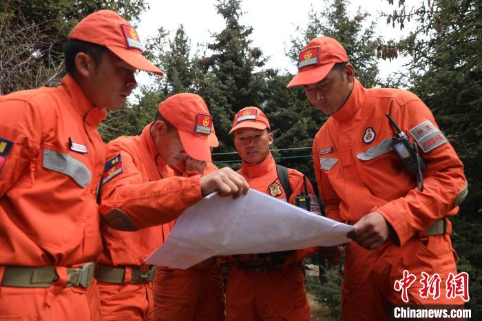 指戰員正在進行地形勘察。　西繞拉翁 攝