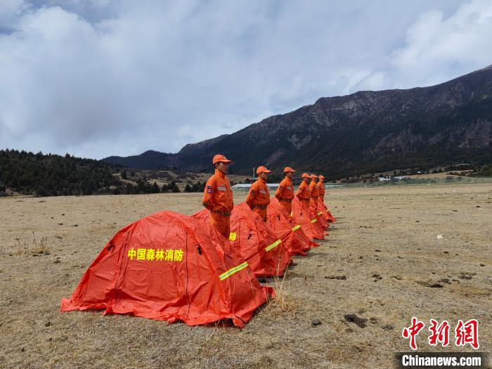 正在進行帳篷搭設。　西繞拉翁 攝