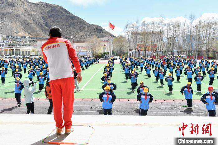 圖為學生在跳繩教練齊景龍的指導下做準備運動。　貢嘎來松 攝