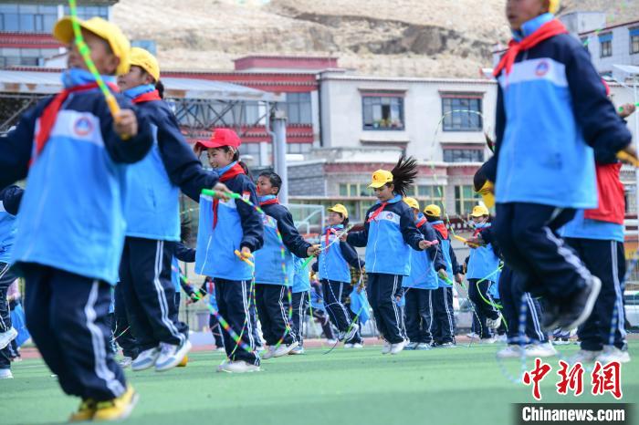 圖為學生正在練習跳繩。　貢嘎來松 攝