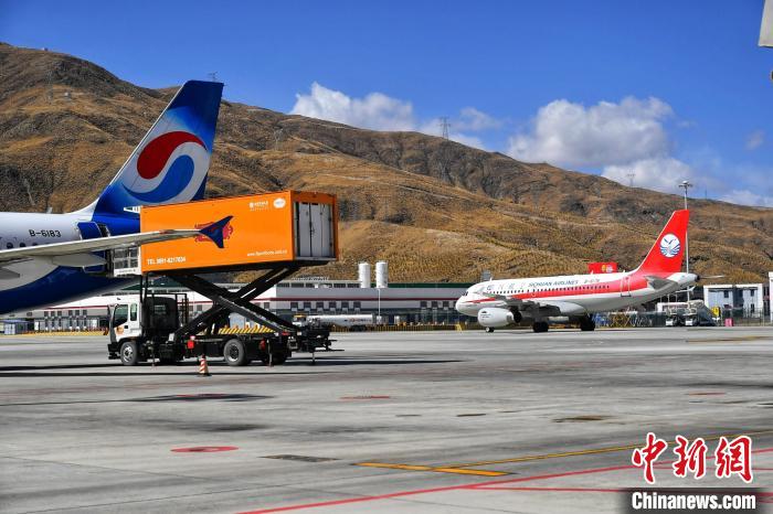 圖為藍天下的高原機場。　周航 攝