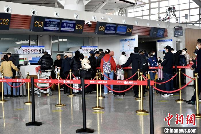 圖為旅客辦理登機手續(xù)。　周航 攝