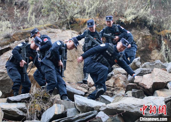 山南邊境管理支隊(duì)玉麥邊境派出所民警在邊境巡邏途中穿過(guò)亂石區(qū)。　鄭琦山 攝