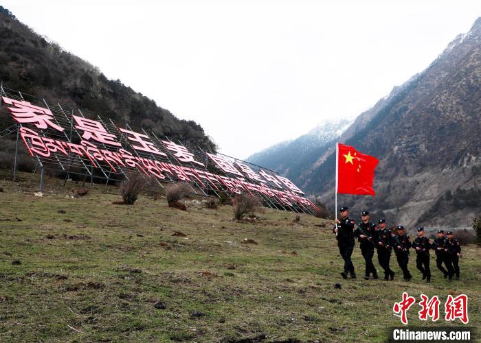 山南邊境管理支隊(duì)玉麥邊境派出所民警在轄區(qū)開(kāi)展巡邏?！∴嶇?攝