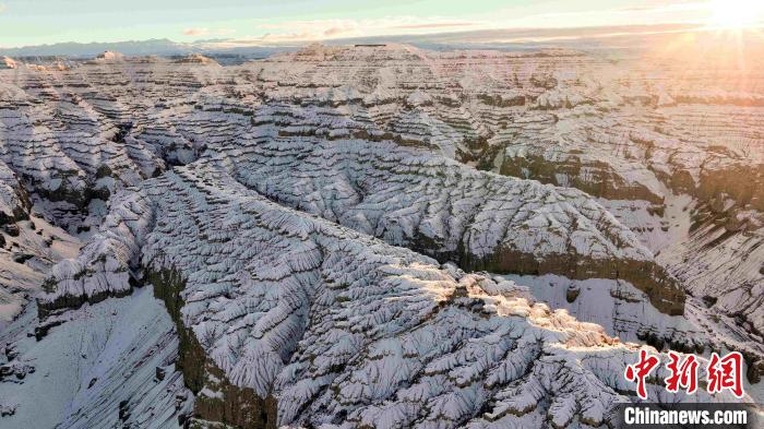 圖為參展攝影師拍攝的西藏阿里札達(dá)土林雪后風(fēng)光。　主辦方 供圖