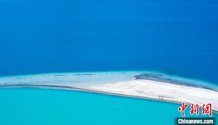 圖為山南羊卓雍錯。　何蓬磊 攝