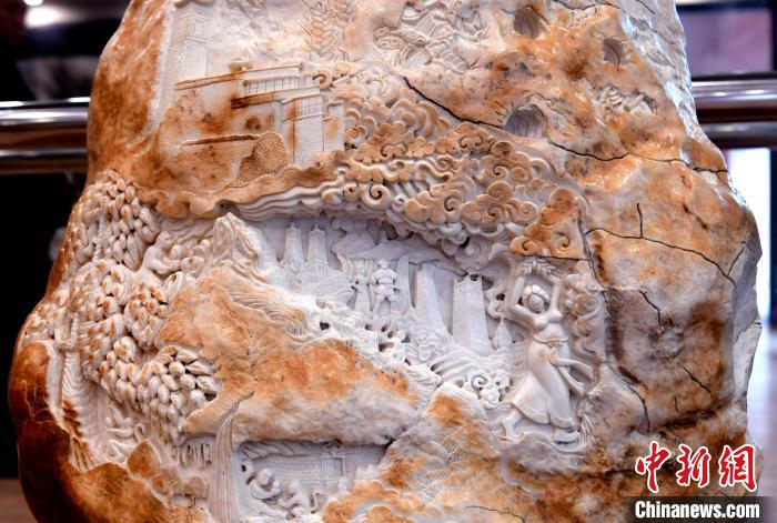 圖為5月16日，展覽中的漢白玉雕作品《猴子變人》。　李林 攝