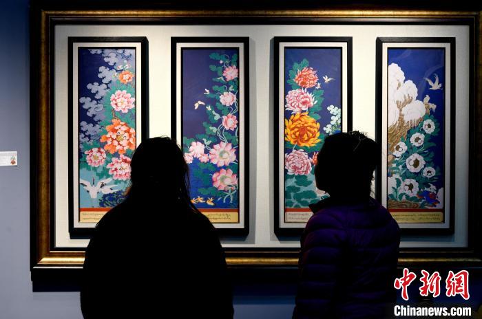 圖為5月16日，觀眾正在欣賞展覽中的新創唐卡作品。　李林 攝