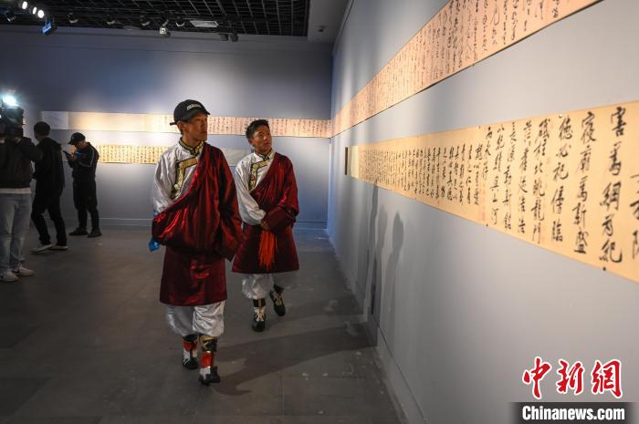 圖為學生參觀黃庭堅書法文獻展。　趙朗 攝