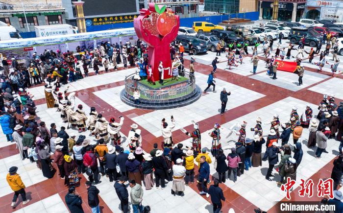 圖為“極地那曲 天際之旅”2023西藏那曲“中國旅游日”音樂美食嘉年華活動現(xiàn)場。　那曲市文化和旅游局供圖