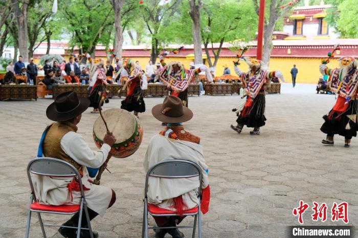 中國西藏發展論壇中外參訪嘉賓在拉薩羅布林卡觀藏戲、品卡塞