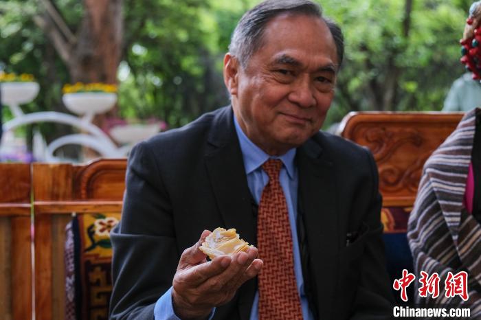 菲律賓駐華大使吉米·阿德里亞諾·弗洛克魯茲品嘗卡塞?！〗w波 攝