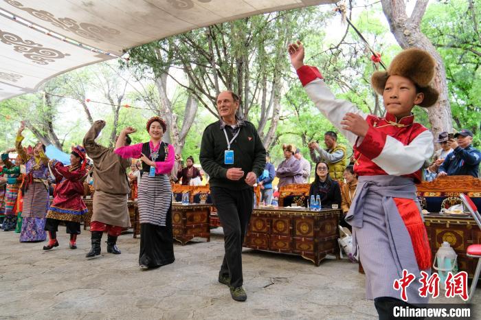 英國籍嘉賓柯馬凱(Michael Crook)加入鍋莊舞隊伍?！〗w波 攝