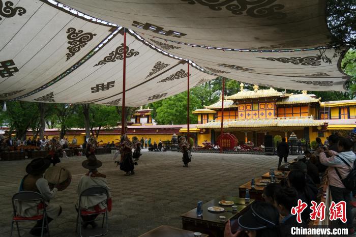 圖為當日拉薩羅布林卡?！〗w波 攝