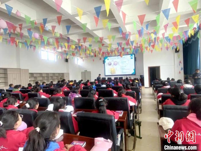 九三學社社員3年援藏路：把優質教育資源帶到“世界屋脊”