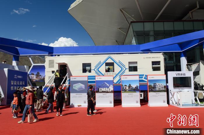 展覽現場，觀眾體驗裝配式增壓增氧建筑。　湯葉 攝