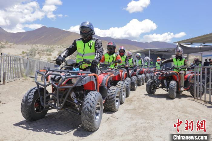 圖為比賽選手途經(jīng)扎囊沙漠公園?！∮文恋厍蚬﹫D