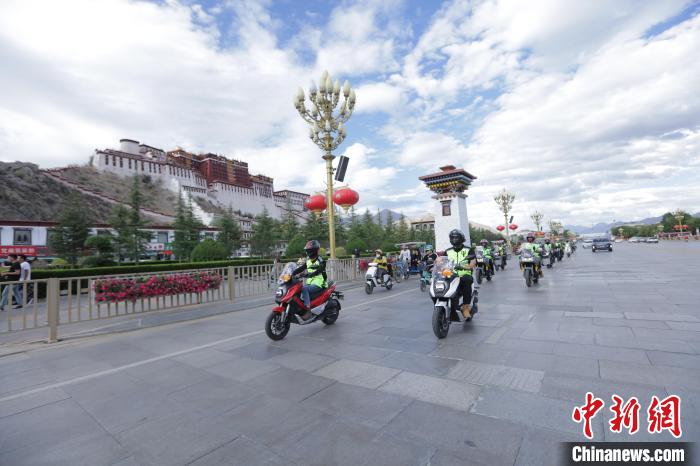 圖為比賽選手途經(jīng)布達(dá)拉宮?！∮文恋厍蚬﹫D