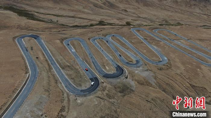 圖為騎手前往珠峰大本營途經108道拐。 游牧地球供圖