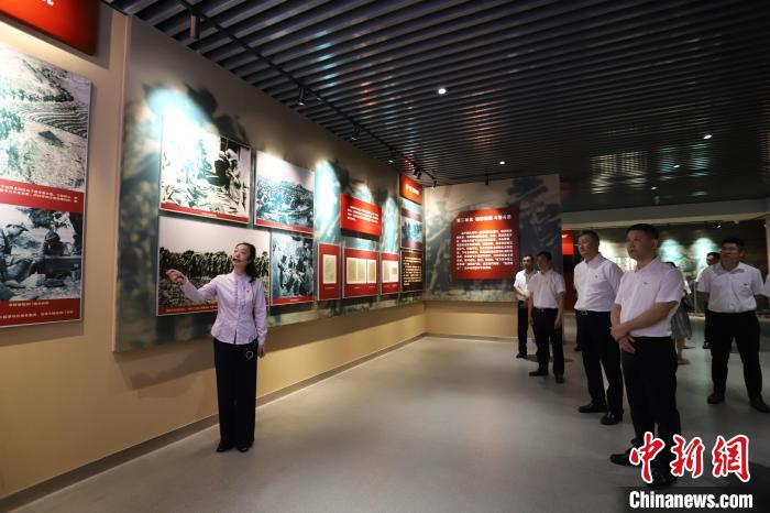 圖為西藏航空一行在臨沂市孟良崮戰役紀念館開展主題教育活動。　姜博 攝