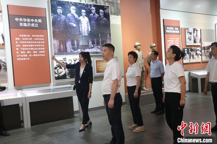 圖為西藏航空一行在臨沂市沂蒙革命紀念館開展主題教育活動。　姜博 攝