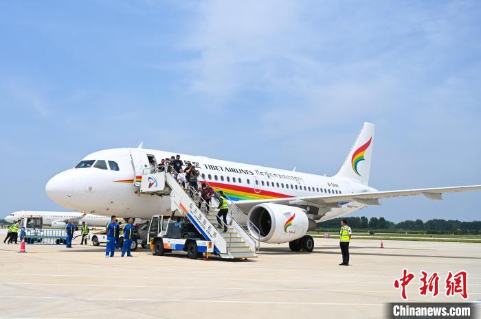 圖為旅客抵達機場。　趙朗 攝