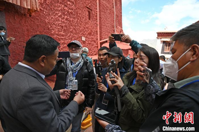 圖為中外媒體采訪布達(dá)拉宮管理處相關(guān)負(fù)責(zé)人。 趙朗 攝