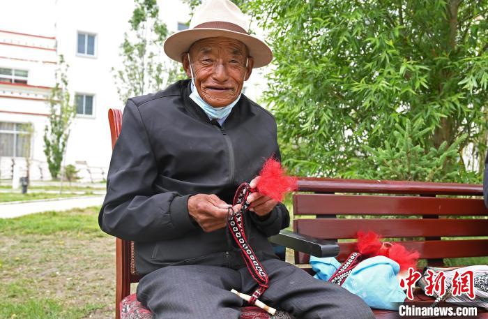 圖為曲松縣特困人員集中供養(yǎng)中心老人在做傳統(tǒng)手工編織。 趙朗 攝