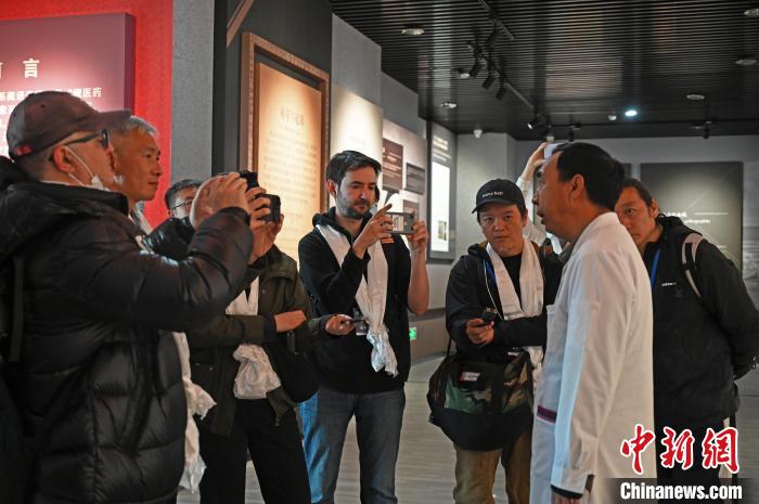 圖為中外媒體采訪西藏自治區(qū)藏醫(yī)院相關(guān)負(fù)責(zé)人。 趙朗 攝