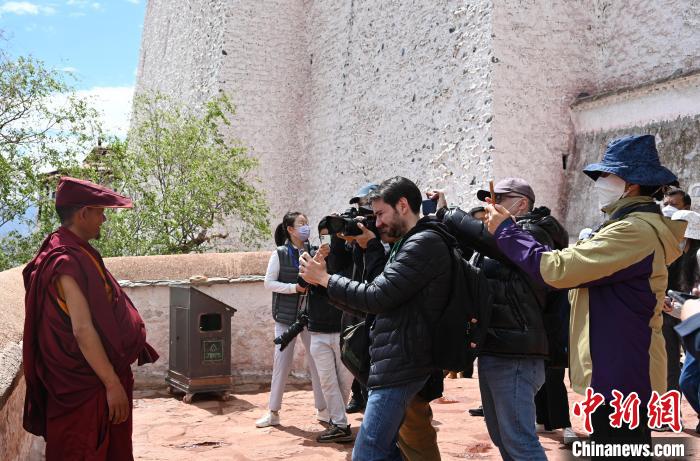 圖為中外媒體拍攝朝拜布達(dá)拉宮的僧人。 趙朗 攝