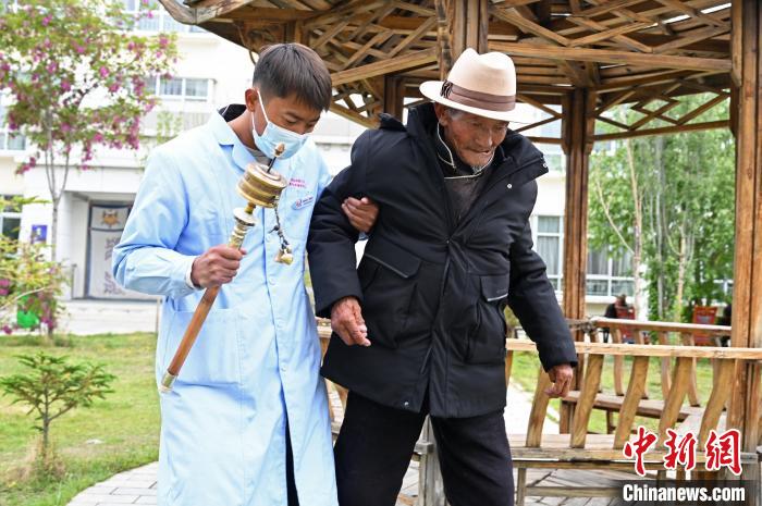 圖為曲松縣特困人員集中供養(yǎng)中心老人索朗歐珠。 趙朗 攝