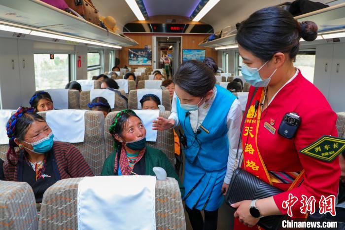 農牧民乘坐高原復興號動車組出行?！≈軔傁?攝