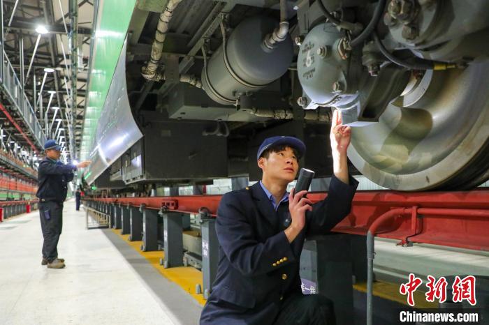 圖為工作人員檢查高原復興號?！≈軔傁?攝