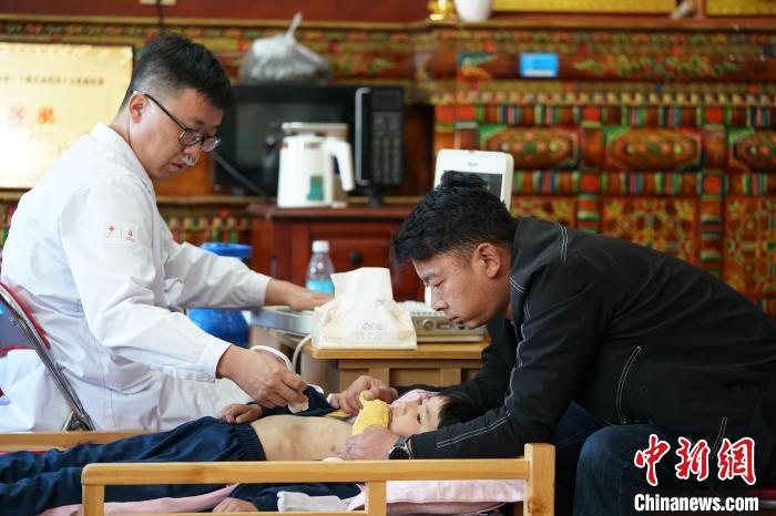 6月27日，西藏康馬縣雙語幼兒園的孩子參加先心病篩查?！√K丹 攝