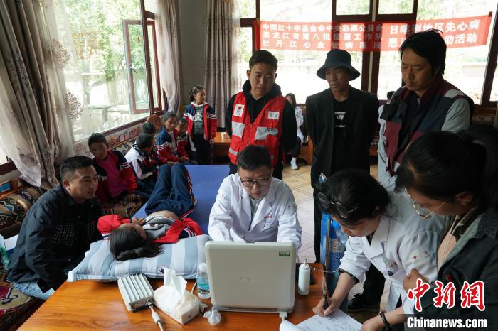 6月27日，西藏康馬縣少崗鄉中心小學的孩子參加先心病篩查?！√K丹 攝